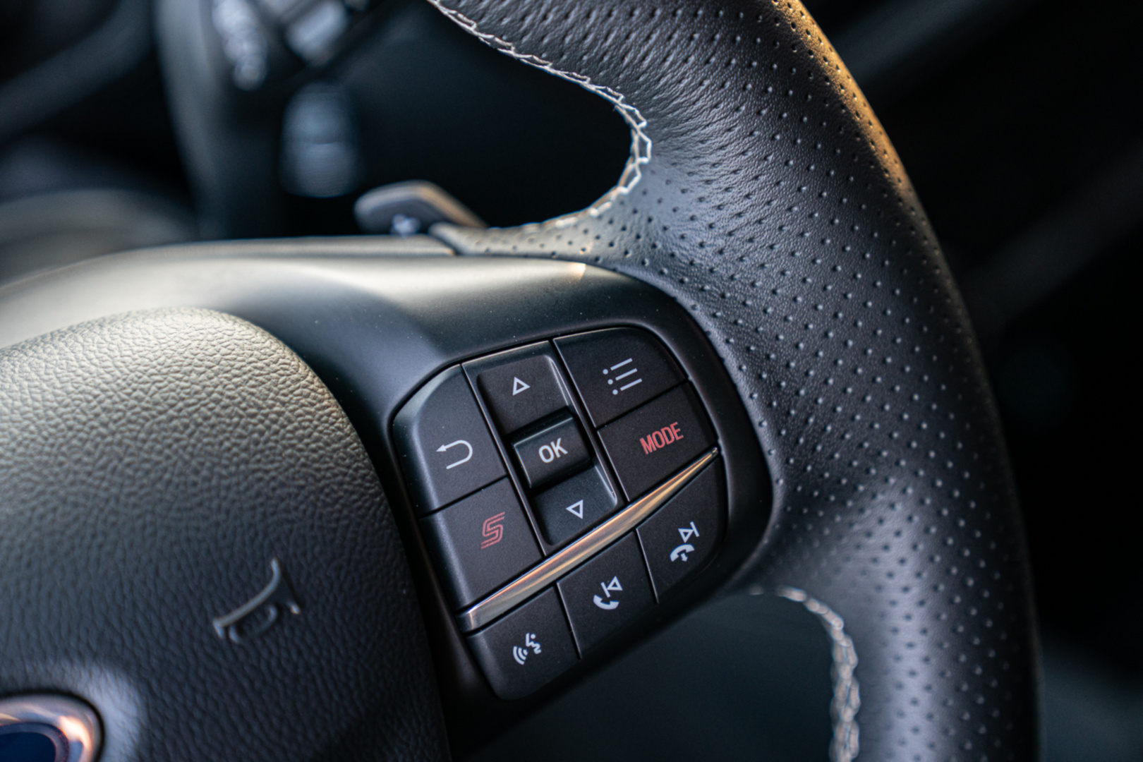 SMALL_【圖五】New Ford Focus ST採用專屬平底運動化方向盤，於右側多功能按鍵附「S」按鍵與「Mode」選擇模式鈕，駕駛人可在目不離路的狀態下迅速切換動態模式